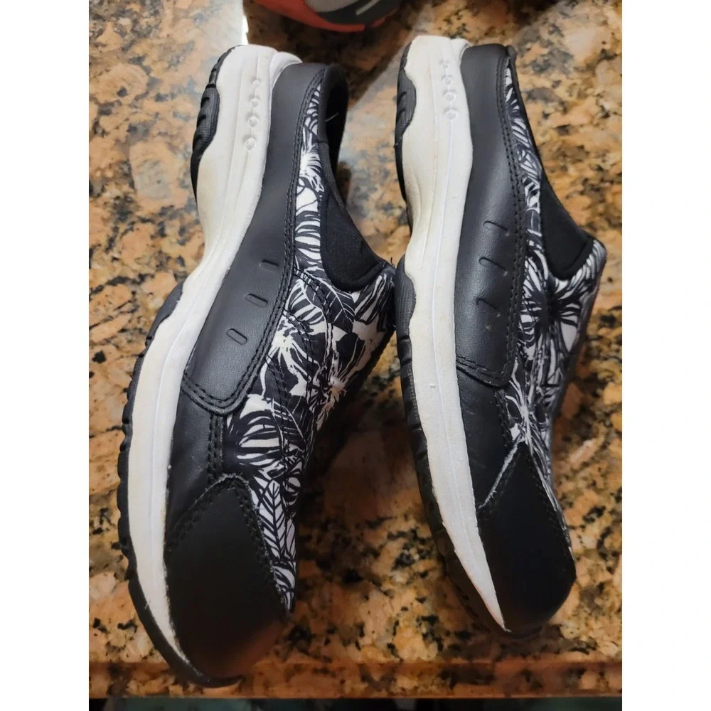 Womans Easy Spirit Travel Time Slip On Size 9 Black and White Floral Casual Boho